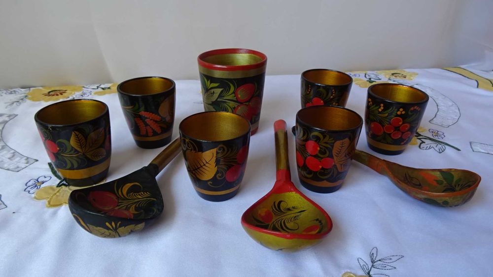 Руски дървени чаши и лъжици  изрисувани в стил Хохлома