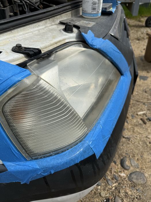 Recondiționare faruri auto profesională cu polimer – claritate ca nouă!