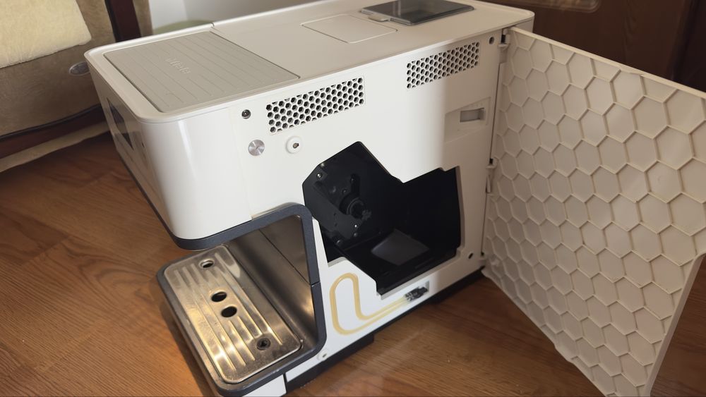 Vând espressor automat premium Miele CM 6350