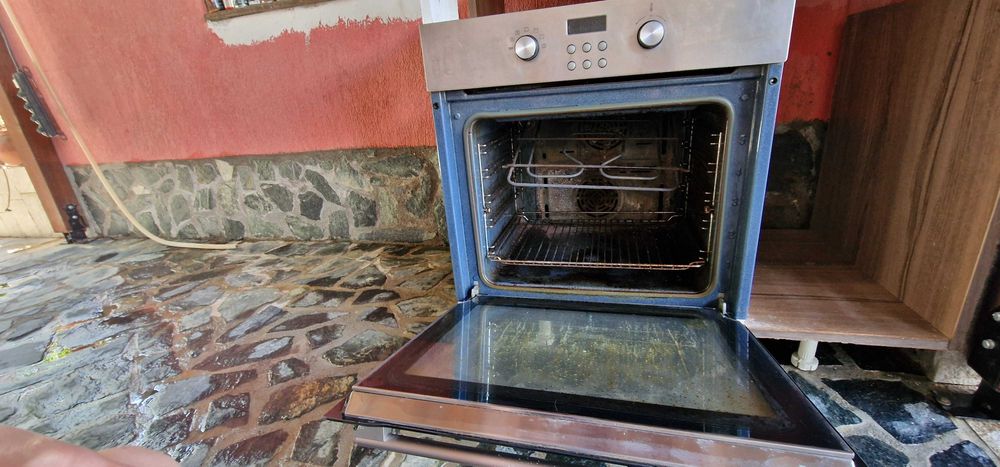 Фурна за вграждане с керамичен плот