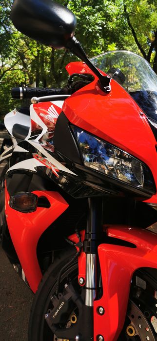 Vand Honda Super sport cbr 600 rr, născută în 2009, în jur de 30.000 km, întretinuta maniacal.