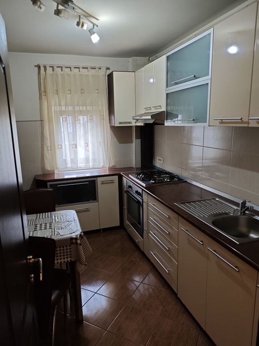 Închiriez apartament 3 camere