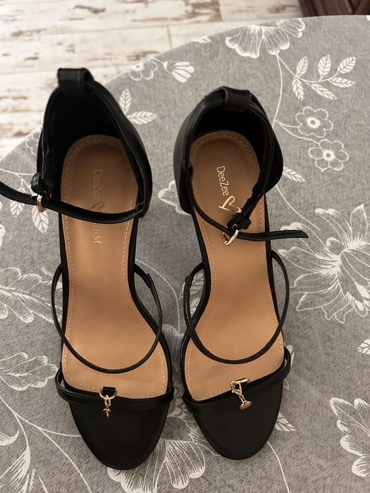 Летни сандали с ток . Нови.