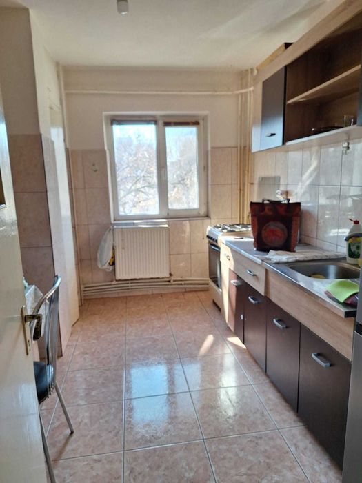 Inchiriez apartament 3 camere, situat central Tineretului ,Braila