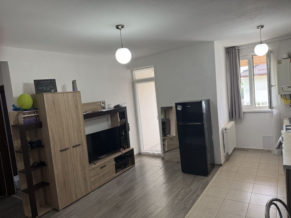 Inchiriez apartament