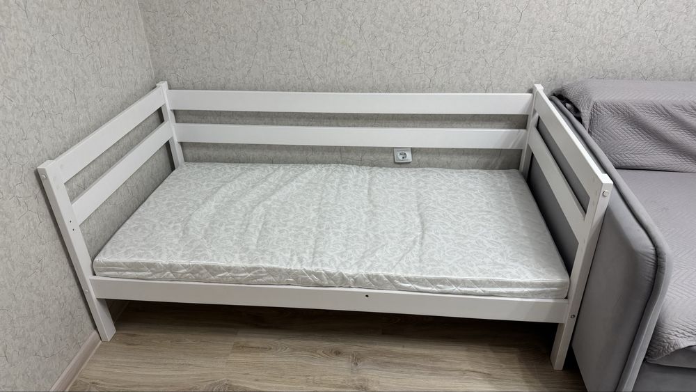 Продам детскую кровать с матрасом