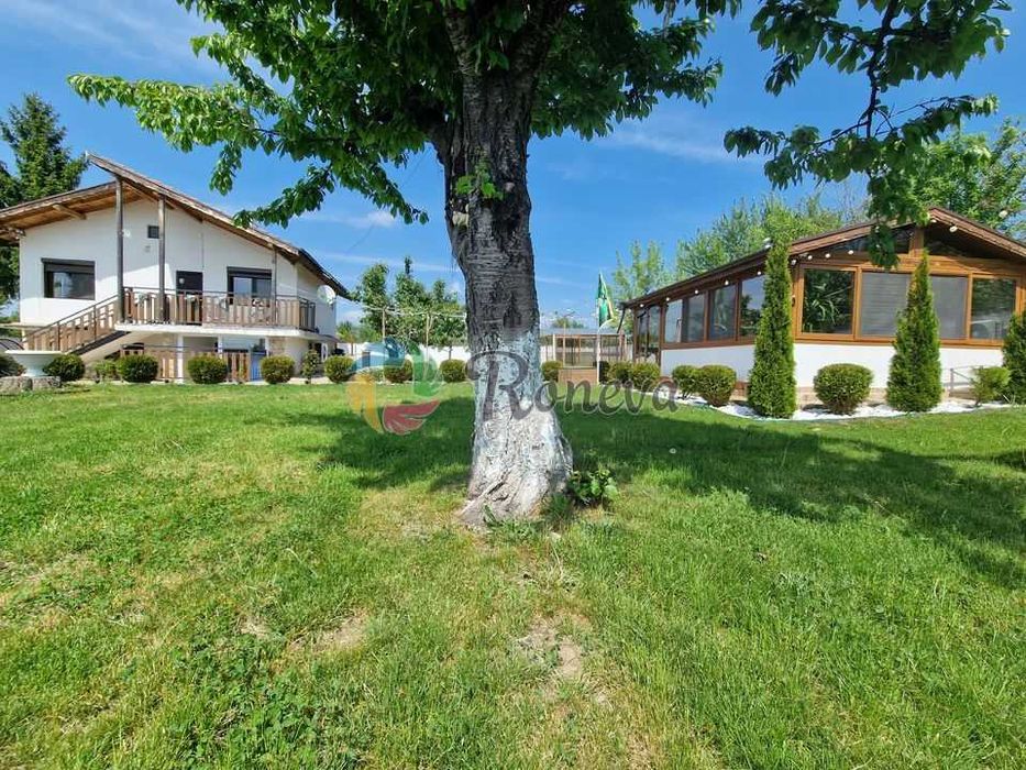 Малко имение с басейн в близост до язовир! Две паркоместа!