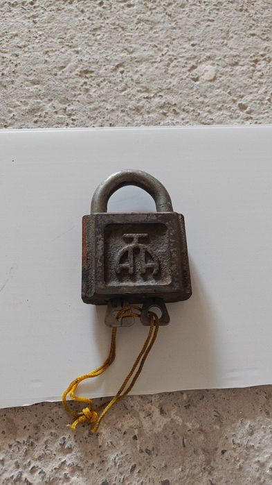Продам замок два ключа.