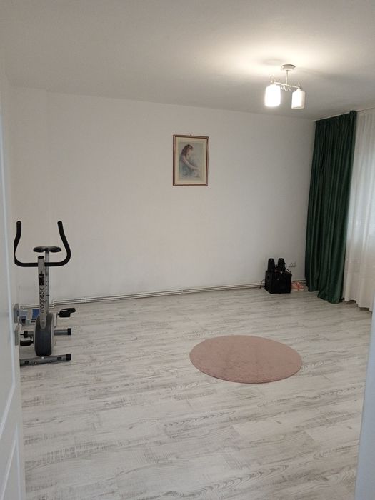 De vânzare: Apartament 3 camere decomandat, 70 mp utili – Târgoviște, Micro 4 (Zonă excelentă)