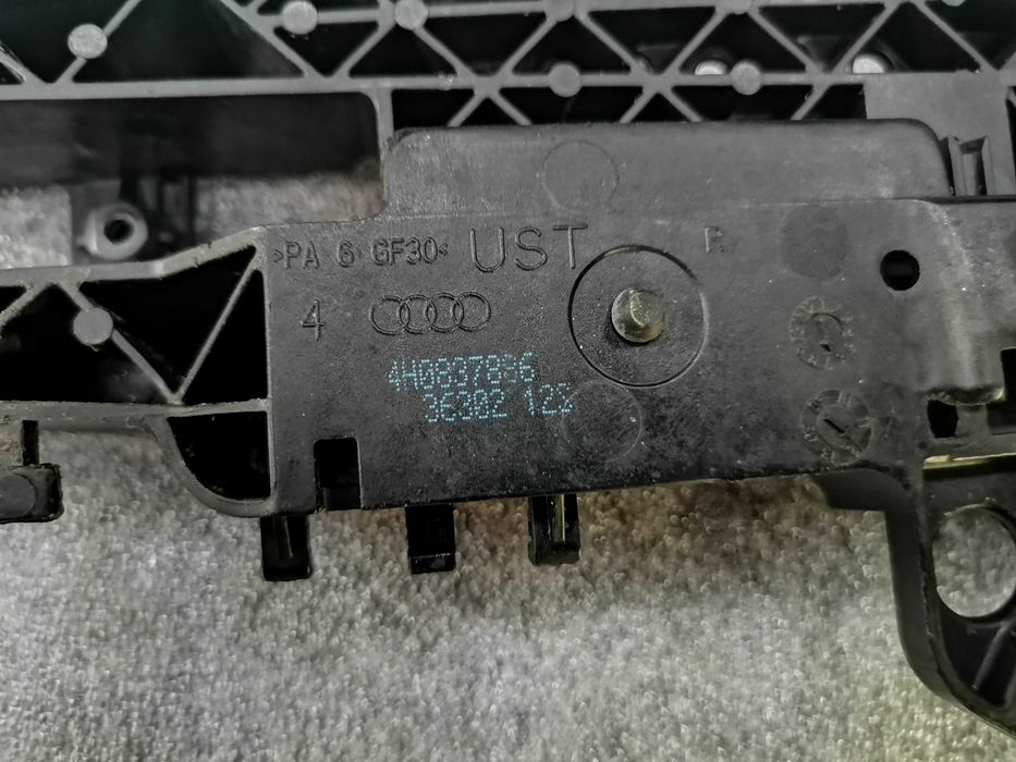 Оригинал Предна Дясна Основа за Дръжка Audi A6 A7 A8 4H0837886