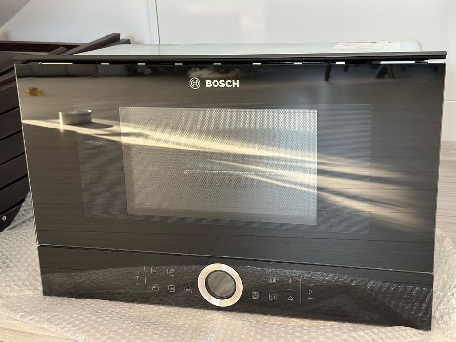 Cuptor cu microunde incorporabil Bosch  BFL634GB1 21L 900W Negru