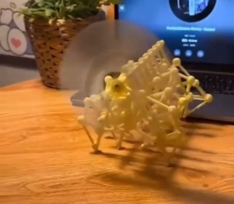 Конструктор вятърно задвижването с бионична глава механично устроен