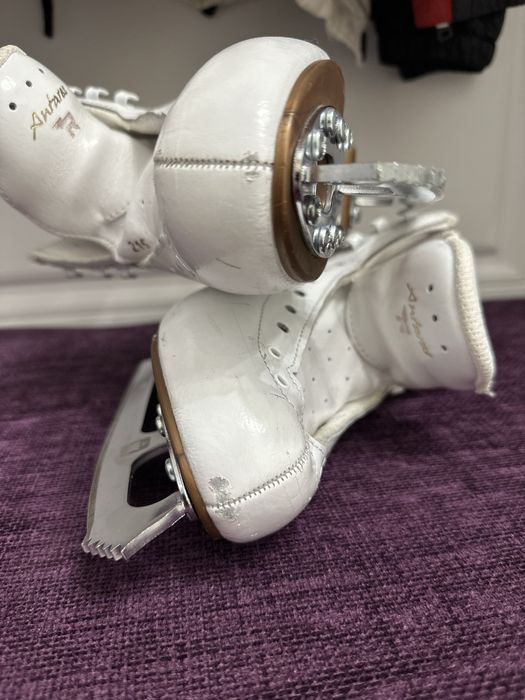 Продам коньки для фигу