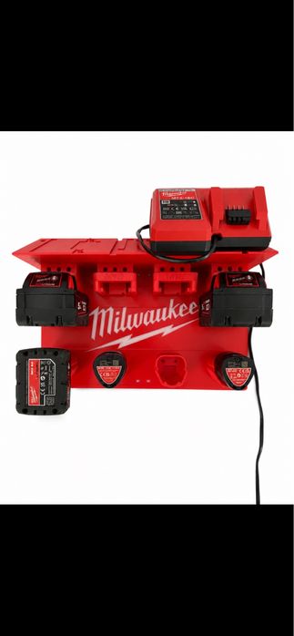 Organizator suport pentru perete Milwaukee M18 sau M12 -8 acumulatori plus doua incarcatoare