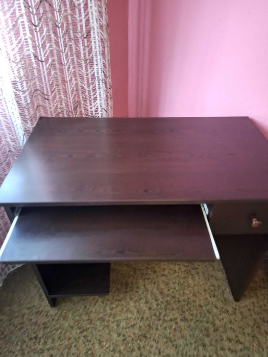 Дървено бюро за компютър