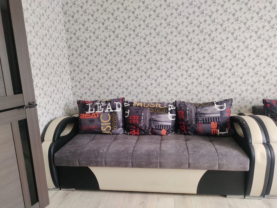 Продам 2 дивана с подушками