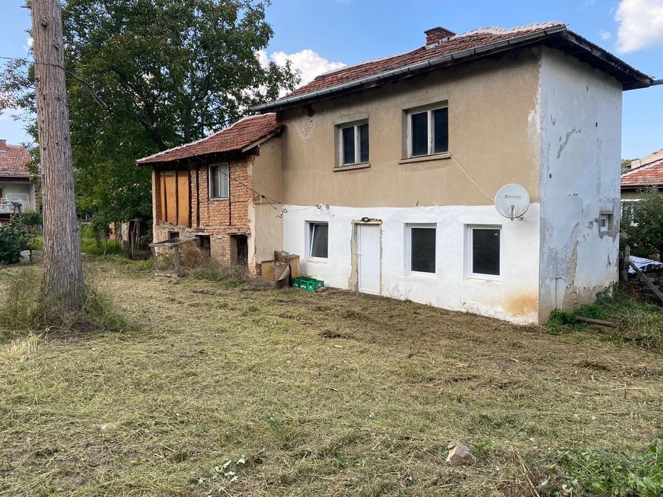 Продавам двуетажна къща