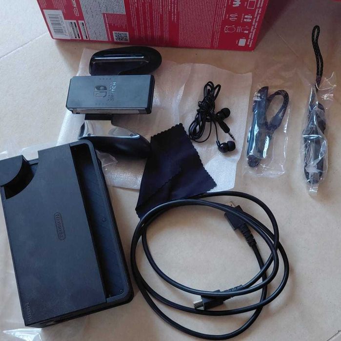 Nintendo Switch OLED + 3 игри + Пълен комплект! Като нова
