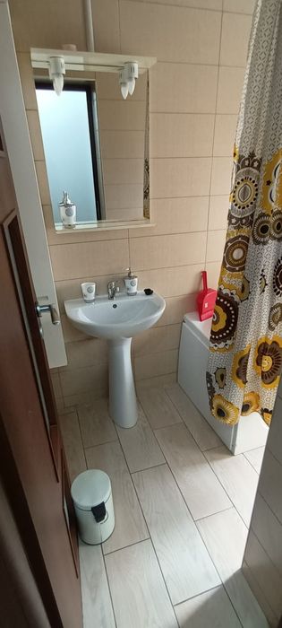 Persoana fizica închiriez apartament decomandat cu 2 camere  mobilat și utilat