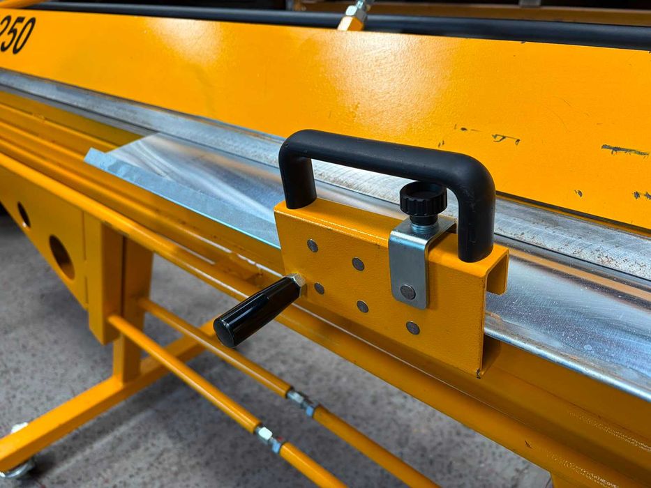Abkant manual 3.25m lungime + cutit de taiere + vult pentru jgheaburi + masa suport + masina de pliat , indoire Otel 0.8 mm