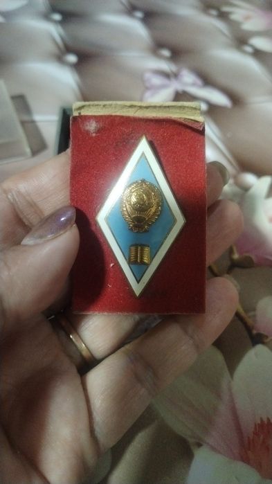 Советский нагрудный значок