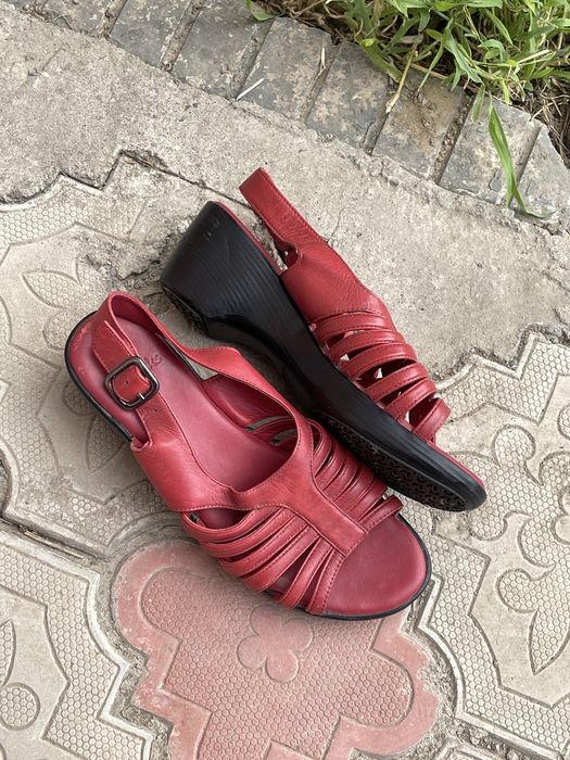 Кожаные босоножки