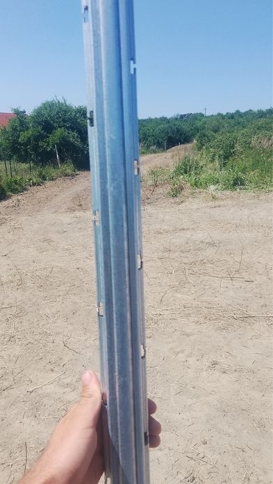 Stalpi de gard galvanizati aproape noi