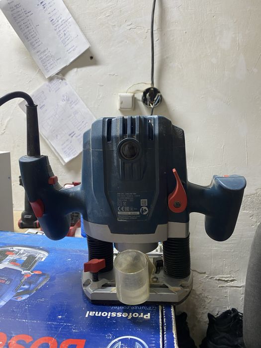 Продам фрезер бош в хорошем состоянии