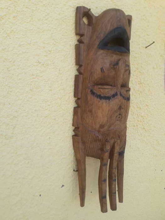 Masca africana din lemn sculptata manual