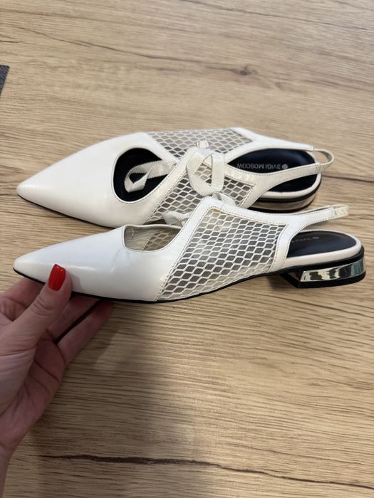 Бели обувки, естествена кожа