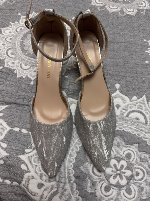 Серые блестящие туфли