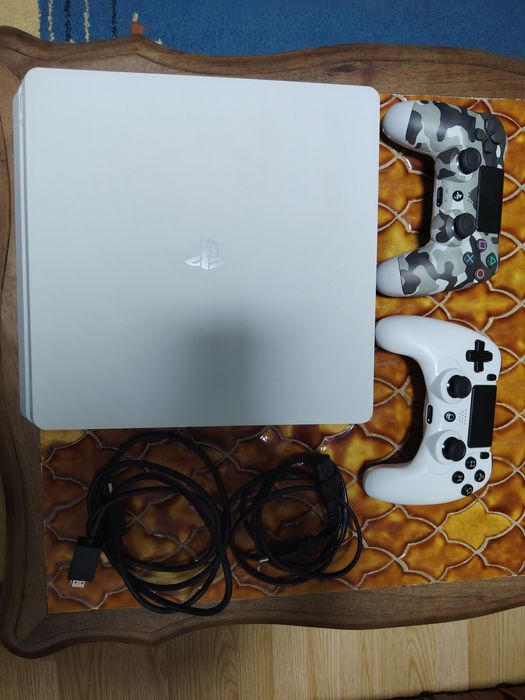 PS4 slim modat impecabil, multe jocuri instalate și 2 controlere