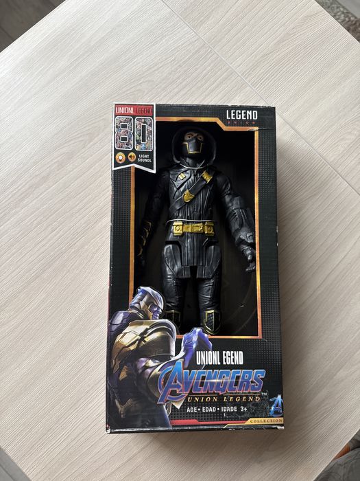 Марвил Ронин говорит, светится