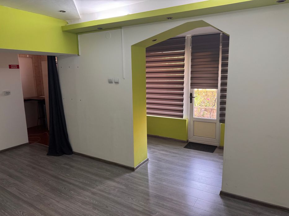 Inchiriez spatiu  comercial.