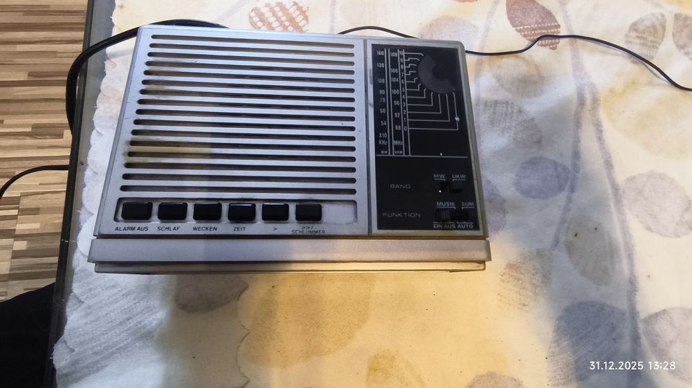 Радио часовник Universum