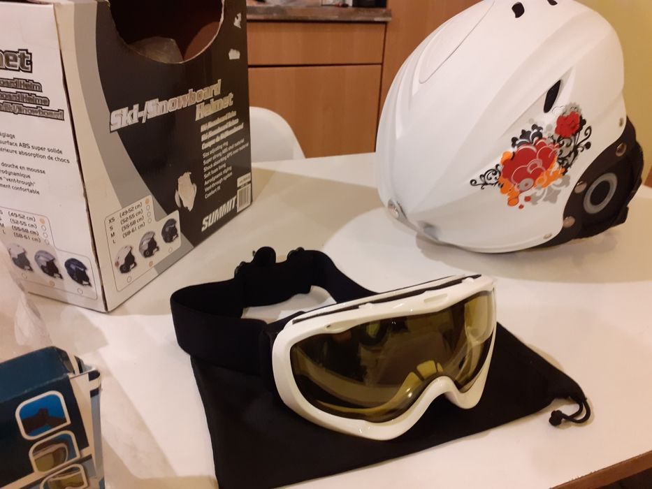 Vând cască de schi  pentru copii și adulți și ochelari de schi