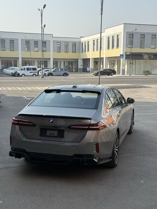 BMW i5 35L v nalichii