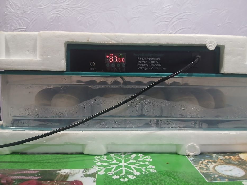 Продам инкубатор на 130 яиц