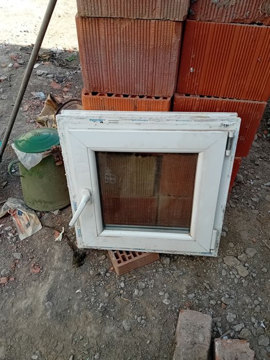 Vînd 2 buc.geam termopan pentru baie!