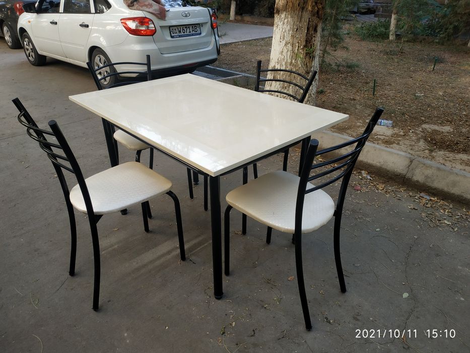 Кухонный стол с четырьмя стульями 870.000 сум.
