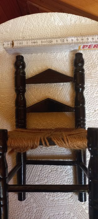 Scaun lemn pt. păpușă, spătar tip scară, șezut iută