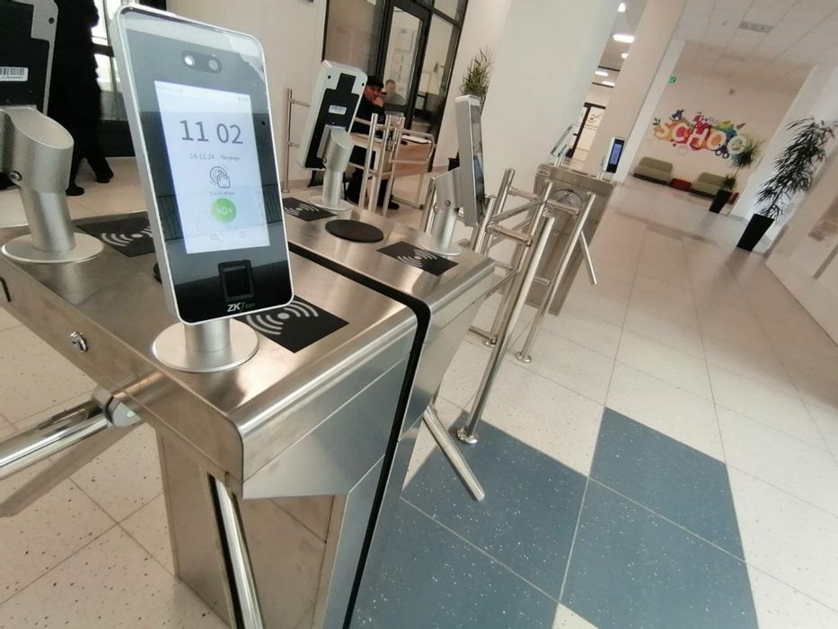 Проходят только свои.