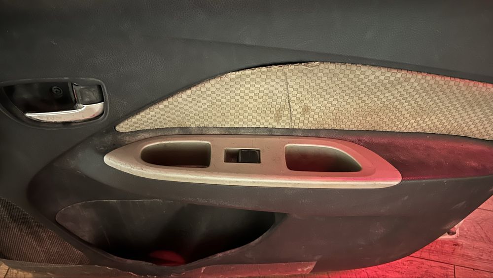 Дверь правая передняя Toyota Yaris