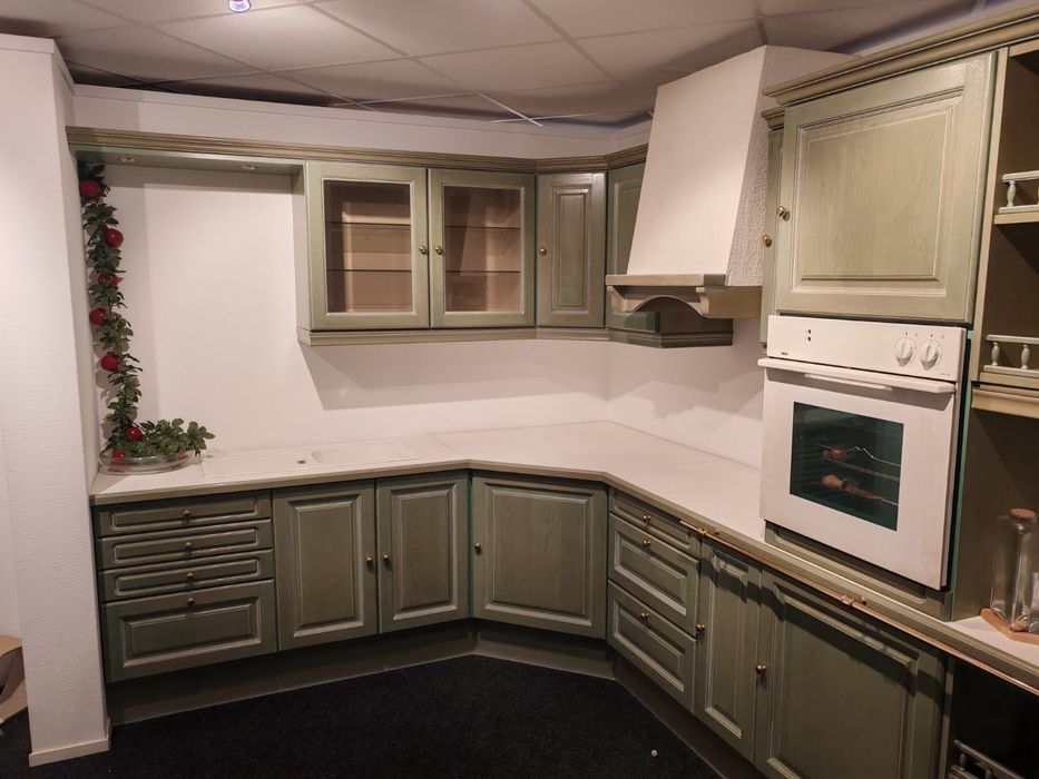 Често нова ъглова дъбова кухня с уреди