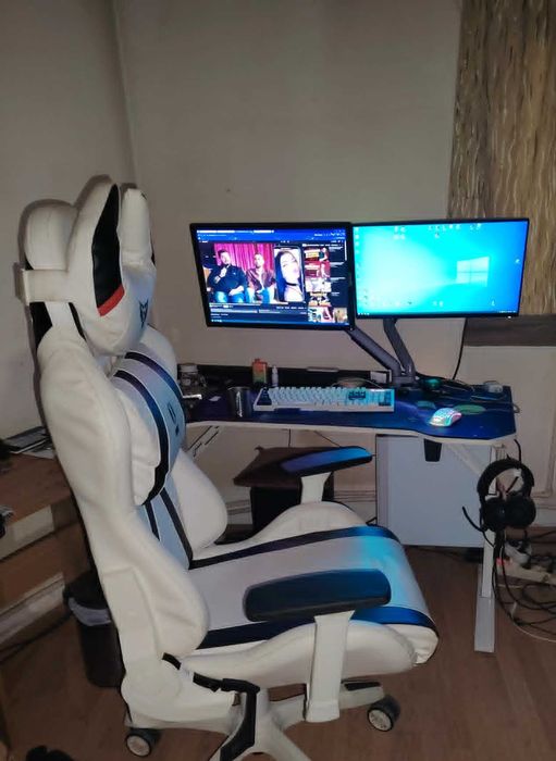 Monitoare , scaun, biroul ,tastatura și mouseul