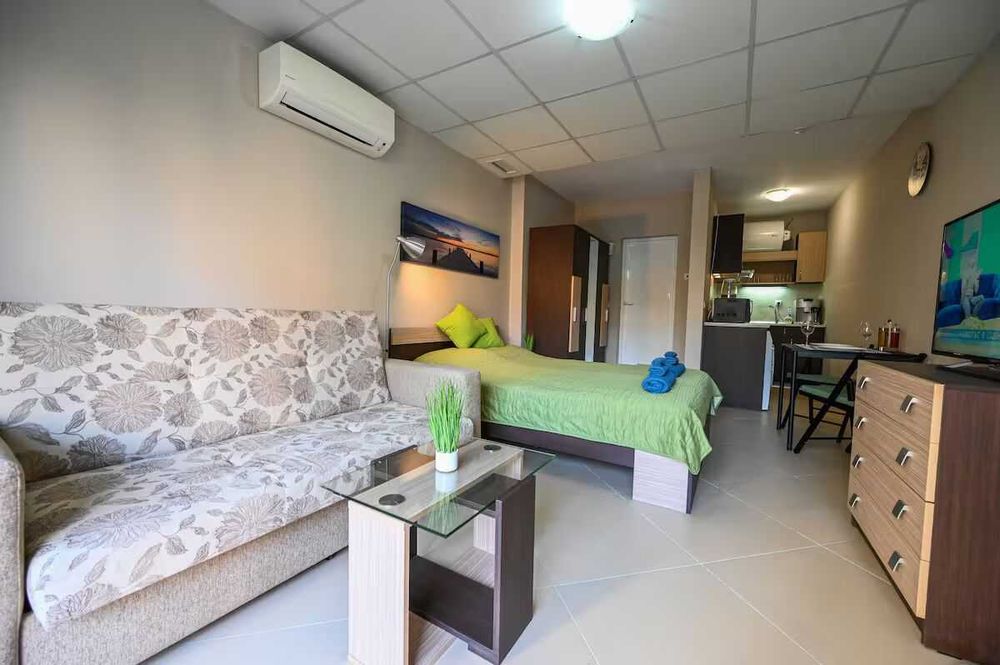 Romance Studio-steps from the Sea 97€