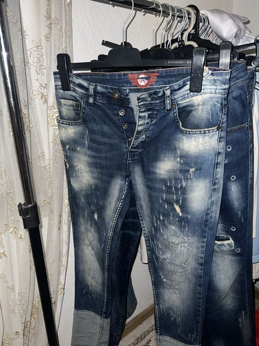 Blugi diferite firme sunt aproape noi