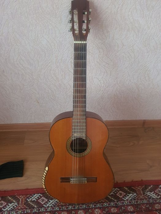 Продаётся классическая гитара