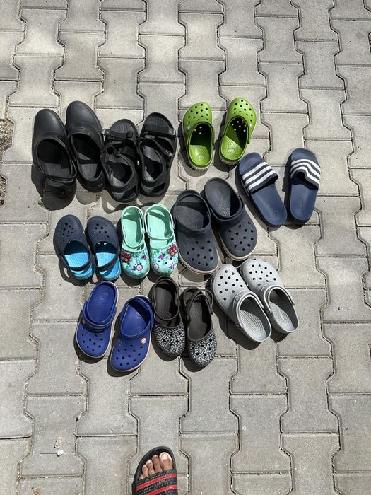 Șlapi firma crocs și adidași la preț de 80 lei