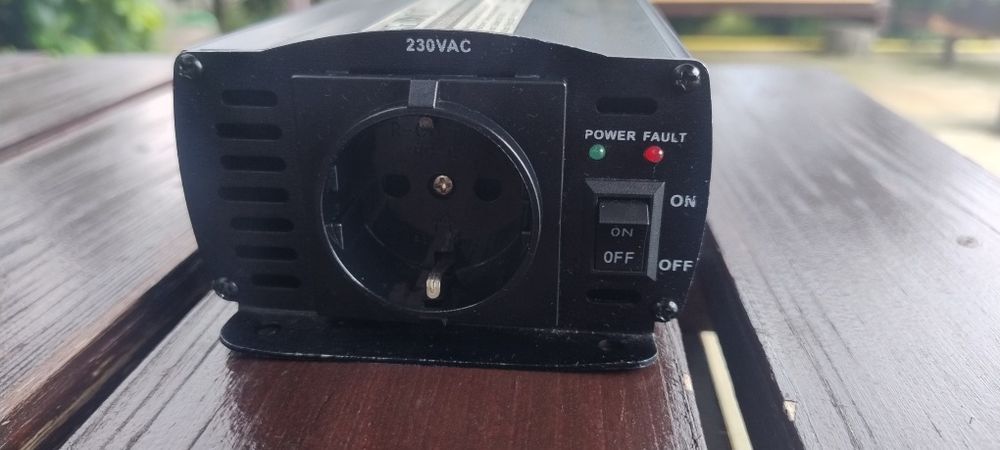 Invertor Kemot, 12 v DC - 230 v AC, 300 W continuu, 600 W varf, Unda sinus modificata, folosit ocazional, ca nou, fara uzura, la jumatate de pret